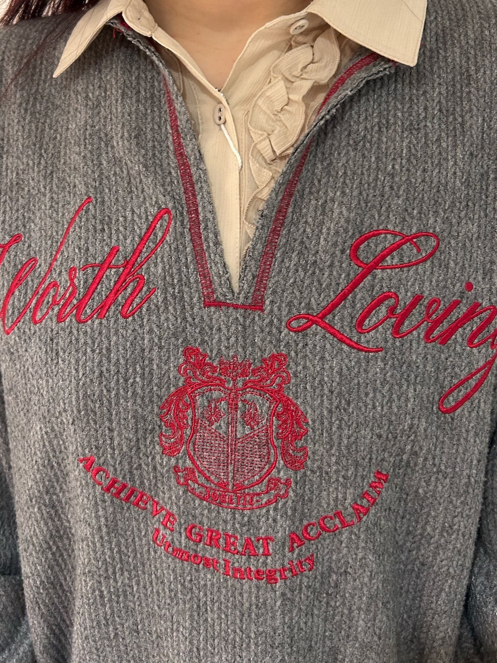 グレー系のTシャツ/カットソー、ブルー系のデニムパンツ、ホワイト系のシャツ/ブラウスを着用したレディースの春コーディネートの4枚目の写真