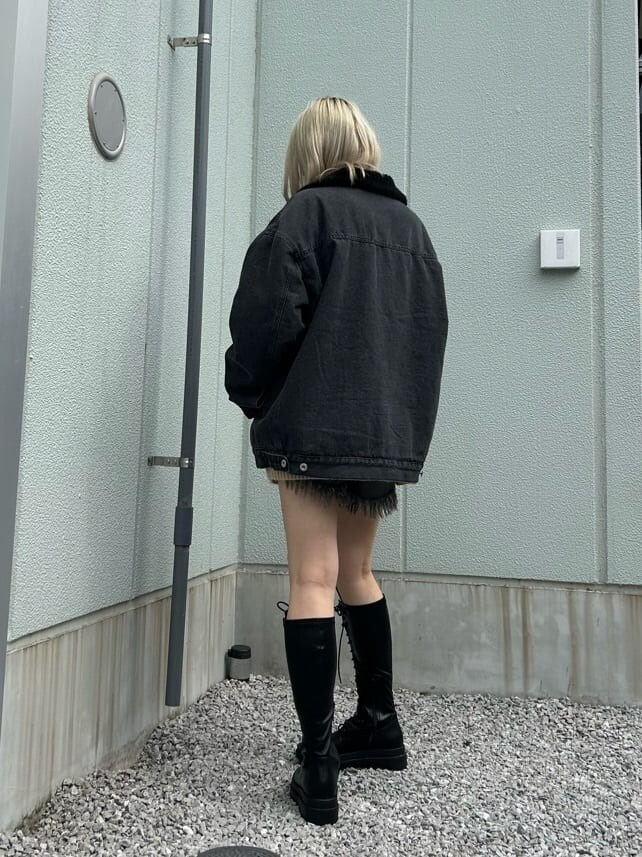 ブラック系のデニムパンツ、ブラック系のその他アウター、ブラック系のハンドバッグを着用したレディースの秋コーディネートの4枚目の写真