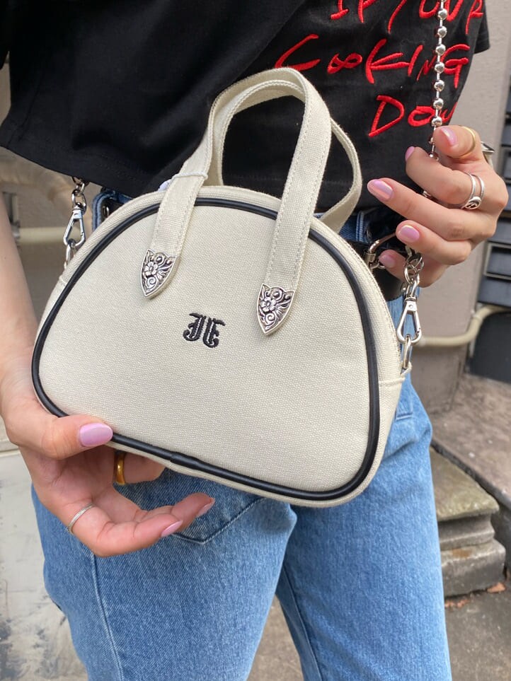 ブルー系のデニムパンツ、ブラック系のその他シューズ、ブラック系のTシャツ/カットソーを着用したレディースの夏コーディネートの10枚目の写真