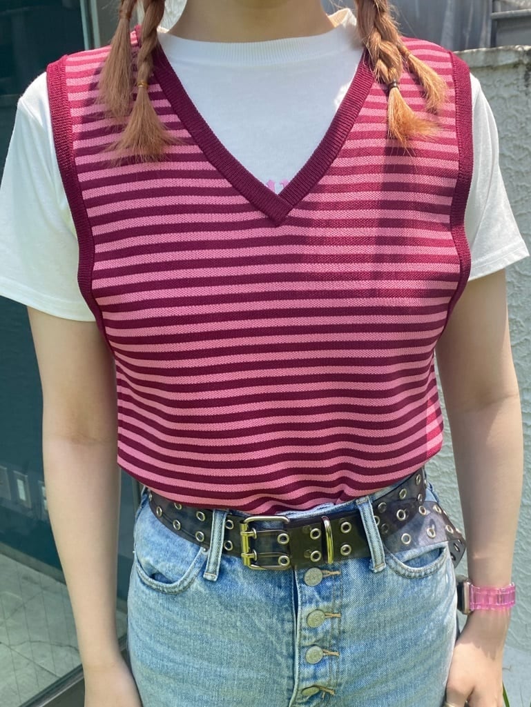 ブラック系のブーツ、ブルー系のデニムパンツ、レッド系のニット/セーターを着用したレディースの夏コーディネートの7枚目の写真