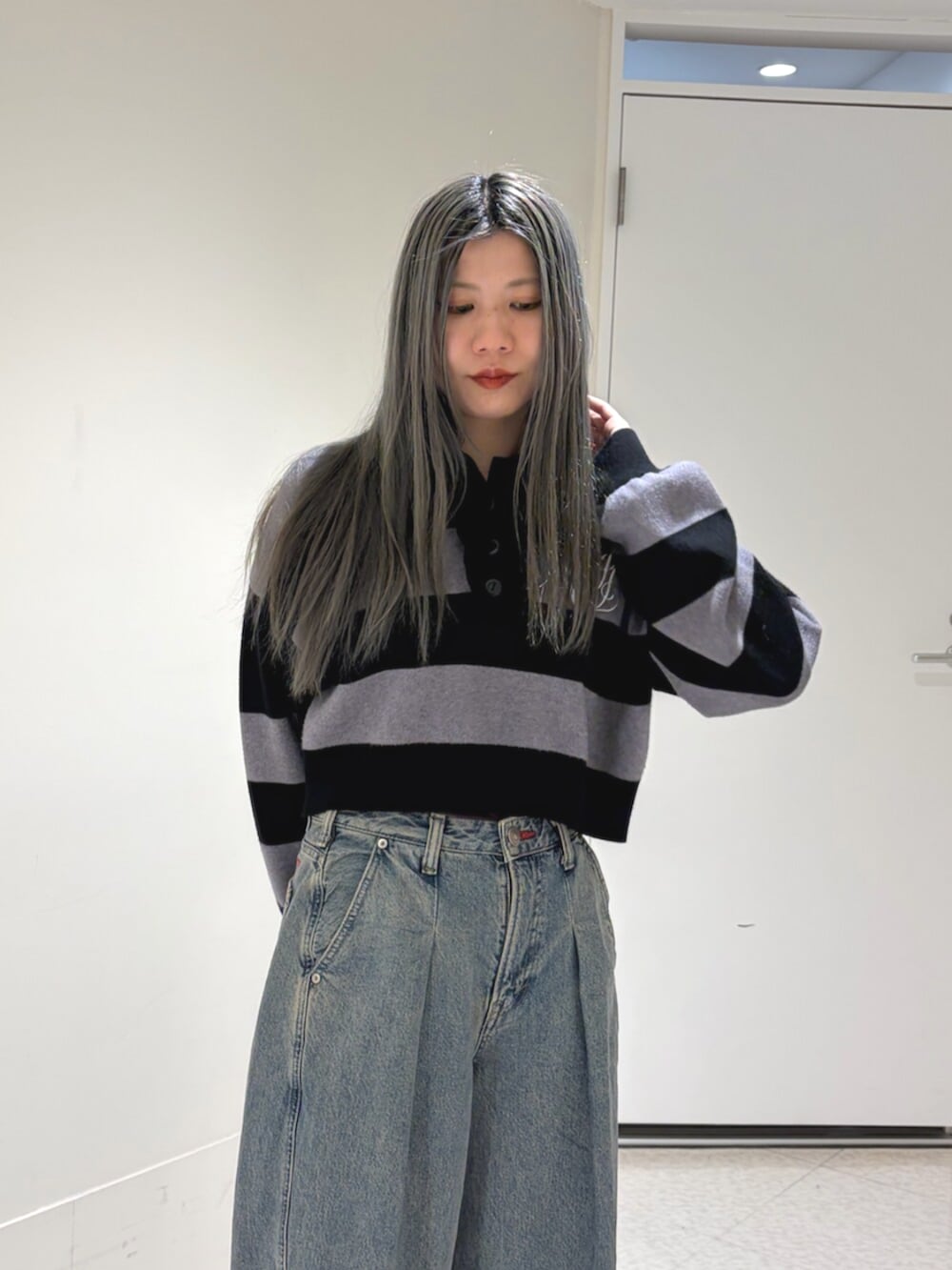 ブルー系のデニムパンツ、その他のニット/セーターを着用したレディースの秋コーディネートの5枚目の写真