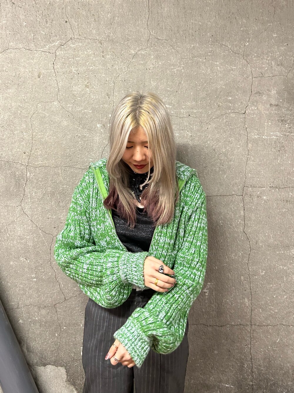 グレー系のその他パンツ、グリーン系のカーディガン/ボレロ、ブラック系のTシャツ/カットソーを着用したレディースの秋コーディネートの4枚目の写真