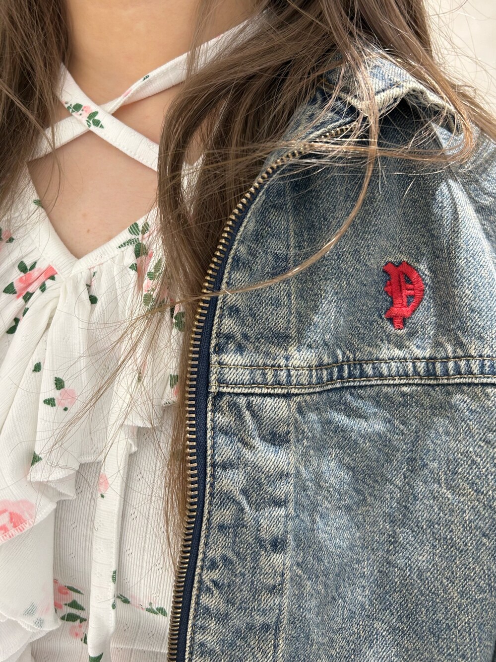 ブラック系のブーツ、ブルー系のデニムパンツ、ブルー系のデニムジャケットを着用したレディースの秋コーディネートの7枚目の写真