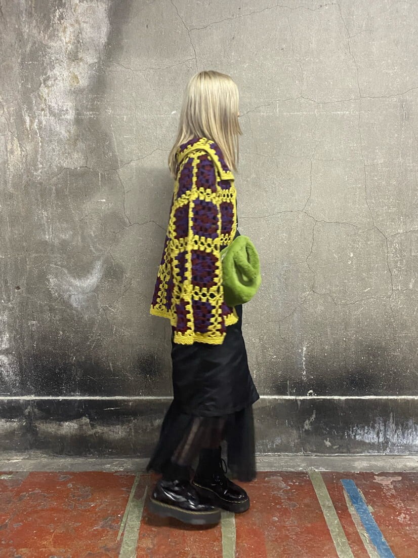 ブラック系のその他シューズ、イエロー系のカーディガン/ボレロ、ブラック系のスカートを着用したレディースの秋コーディネートの3枚目の写真