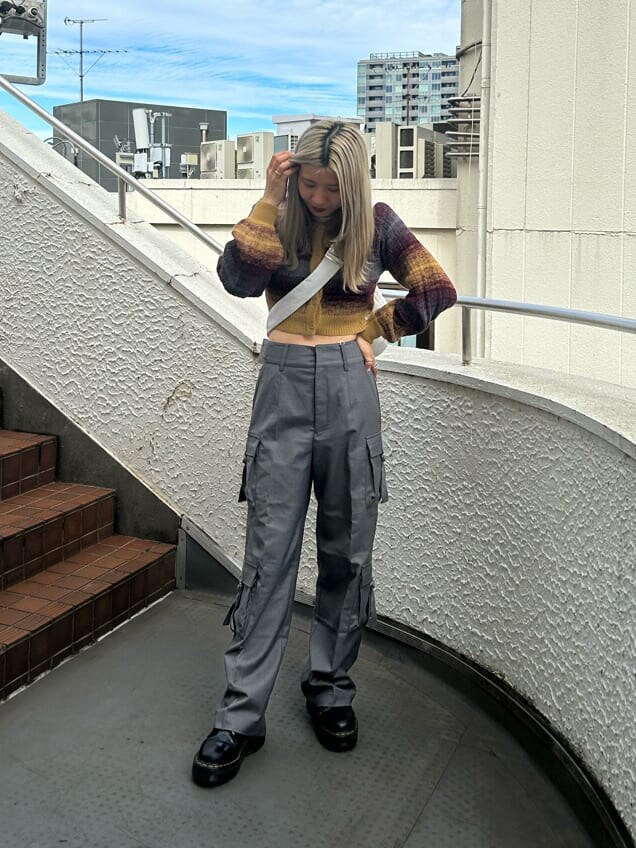 ブラック系のその他シューズ、グレー系のカーゴパンツ、イエロー系のカーディガン/ボレロを着用したレディースの秋コーディネートの2枚目の写真