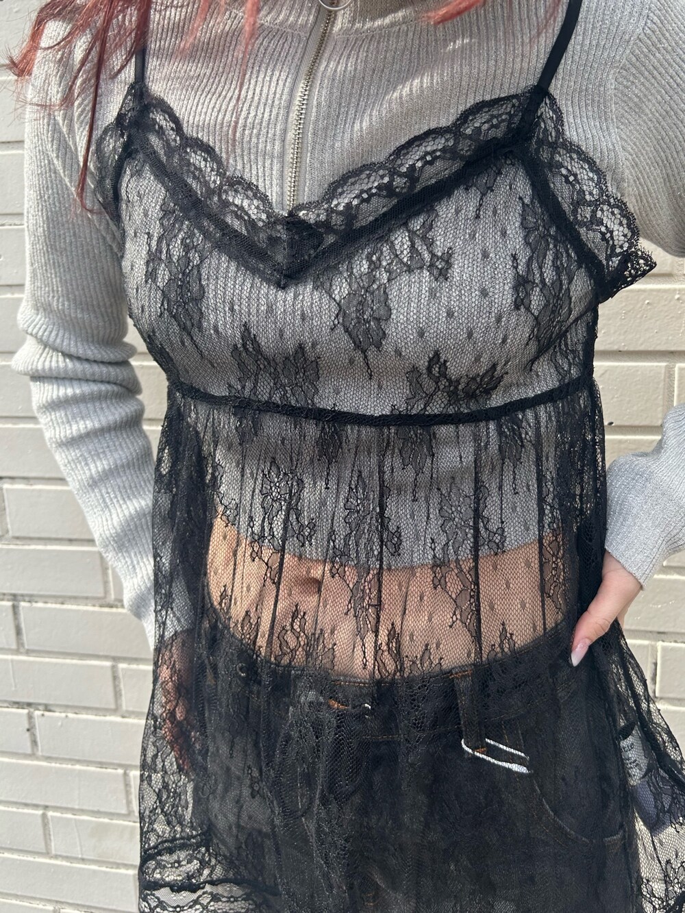 ブラック系のその他パンツ、グレー系のニット/セーター、ブラック系のキャミソールを着用したレディースの冬コーディネートの6枚目の写真