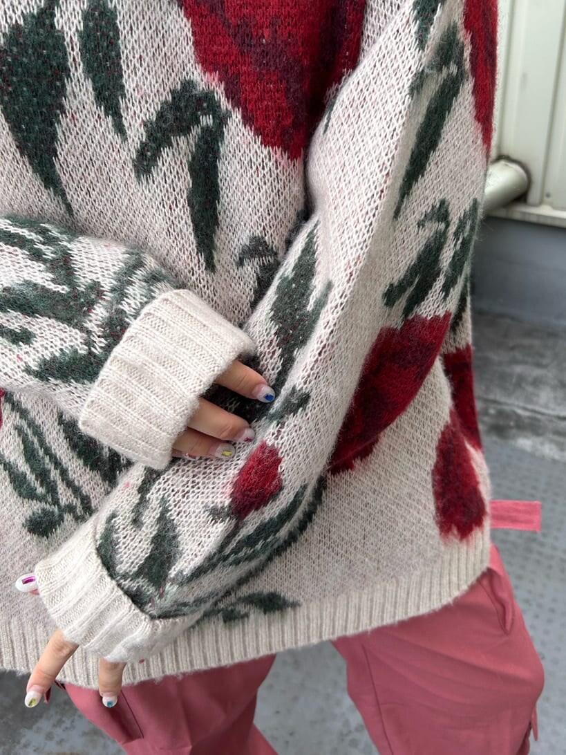 ブラック系のハンドバッグ、ブラック系のその他シューズ、ホワイト系のニット/セーターを着用したレディースの秋コーディネートの7枚目の写真