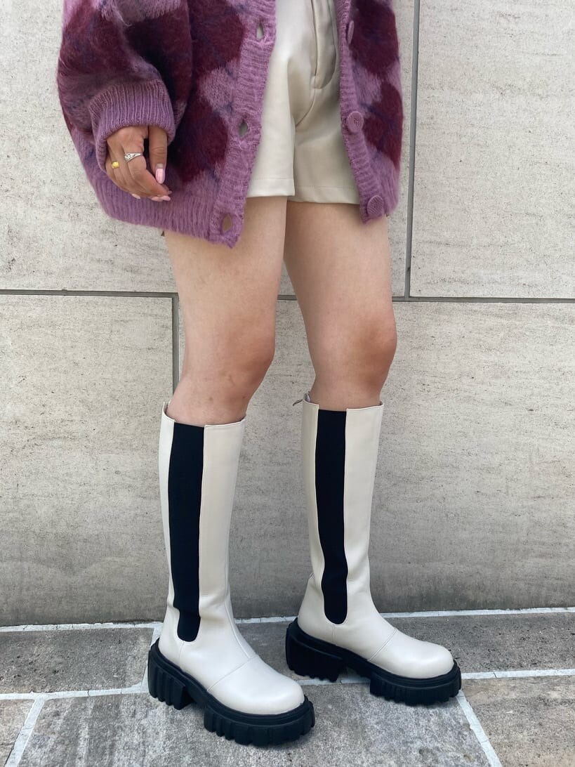 ホワイト系のその他パンツ、ホワイト系のワンピース、ホワイト系のブーツを着用したレディースの夏コーディネートの10枚目の写真