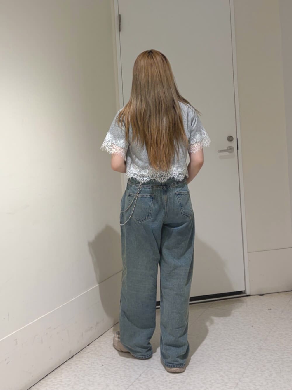 ブルー系のデニムパンツ、グレー系のTシャツ/カットソーを着用したレディースの夏コーディネートの4枚目の写真
