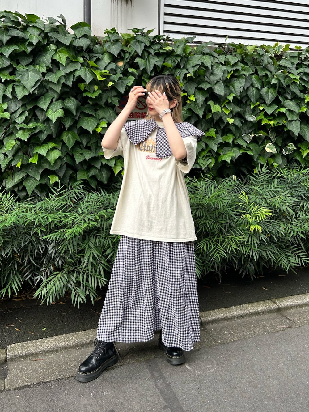 ブラック系のブーツ、パープル系のワンピース、ホワイト系のTシャツ/カットソーを着用したレディースの夏コーディネートの2枚目の写真