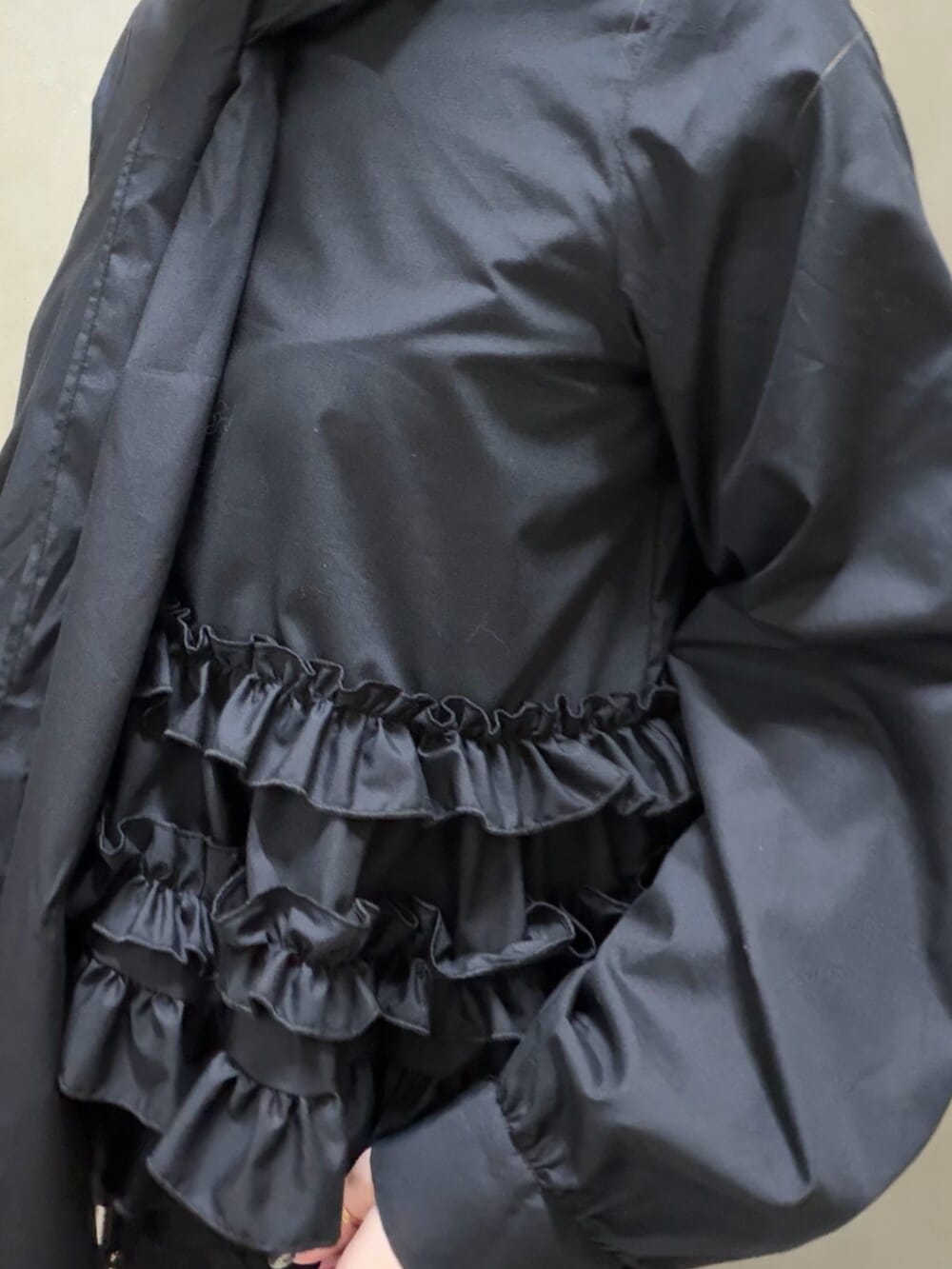 ブラック系のローファー、ブラック系のシャツ/ブラウス、ブラック系のスウェットパンツを着用したレディースの冬コーディネートの6枚目の写真