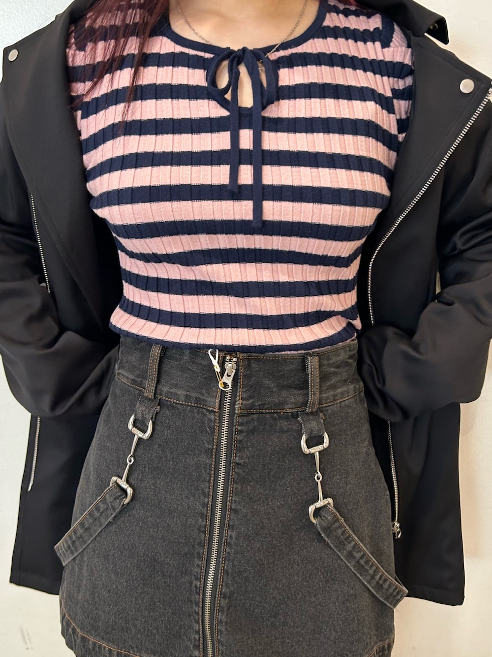 ブラック系のブーツ、ブラック系のデニムスカート、ブラック系のワンピースを着用したレディースの冬コーディネートの5枚目の写真