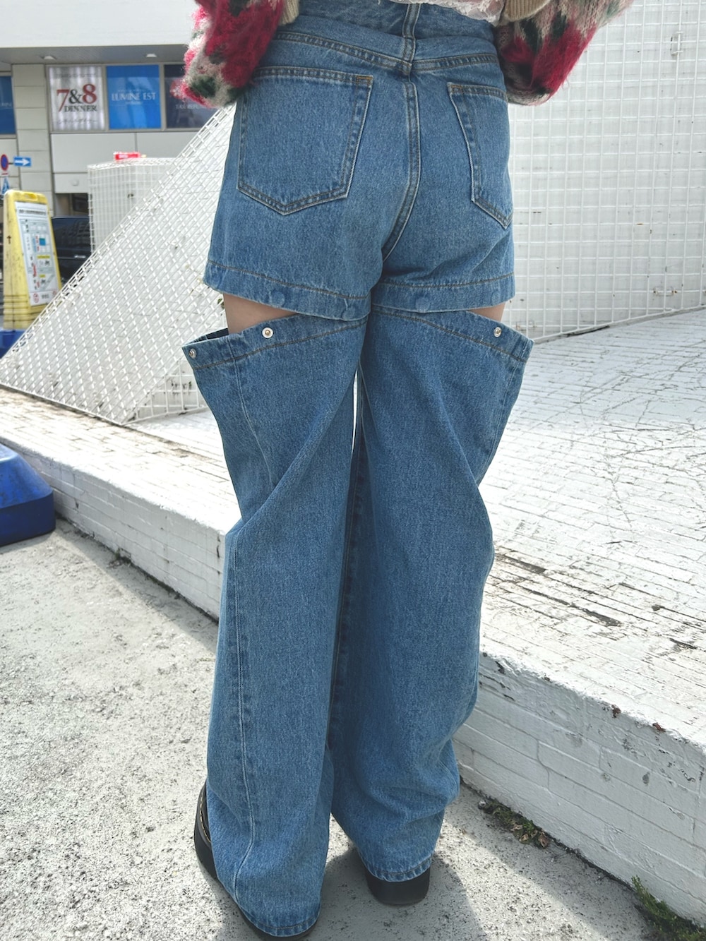 ブラック系のブーツ、ホワイト系のTシャツ/カットソー、ブルー系のデニムパンツを着用したレディースの夏コーディネートの6枚目の写真