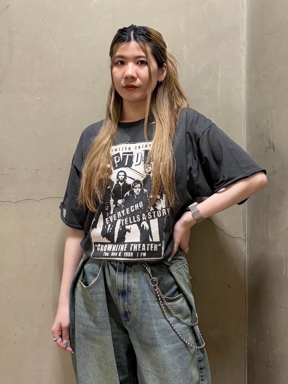 ブルー系のデニムパンツ、ブラック系のTシャツ/カットソーを着用したレディースの夏コーディネートの5枚目の写真