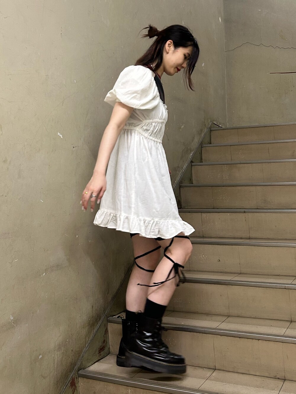 ホワイト系のワンピース、ブラック系のTシャツ/カットソー、ブラック系のその他パンツを着用したレディースの夏コーディネートの2枚目の写真