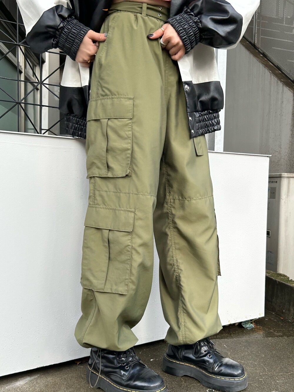 ブラック系のブーツ、ブラック系のブルゾン、ピンク系のTシャツ/カットソーを着用したレディースの冬コーディネートの5枚目の写真