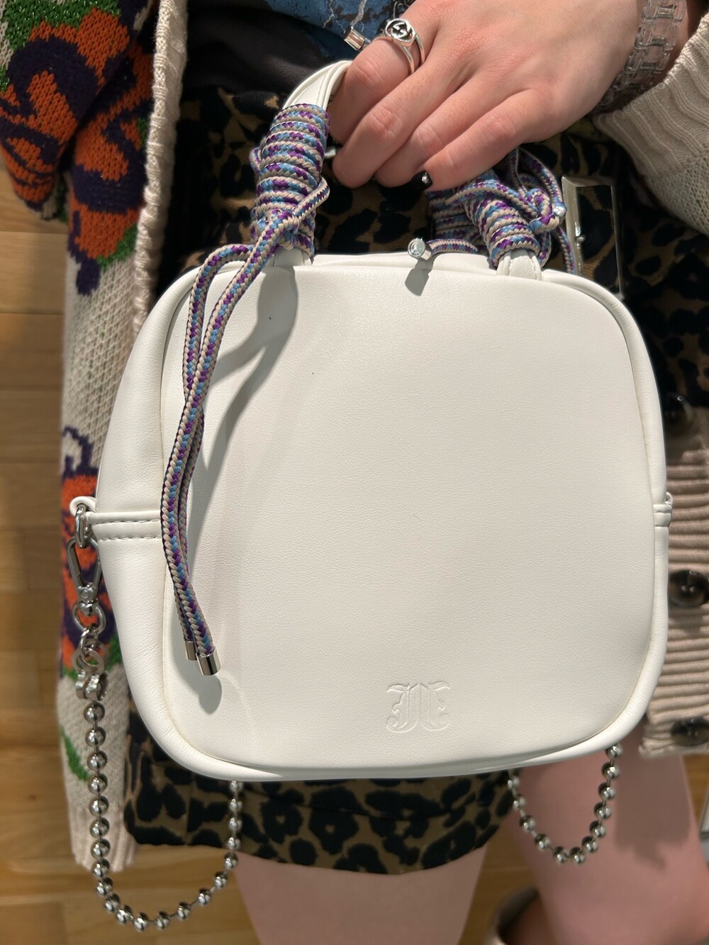 ブラウン系のその他パンツ、ホワイト系のブーツ、ホワイト系のショルダーバッグを着用したレディースの冬コーディネートの8枚目の写真