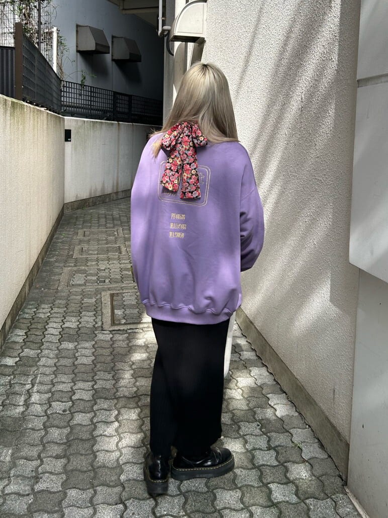 ブラック系のその他シューズ、ホワイト系のハンドバッグ、ブラック系のスカートを着用したレディースの秋コーディネートの3枚目の写真