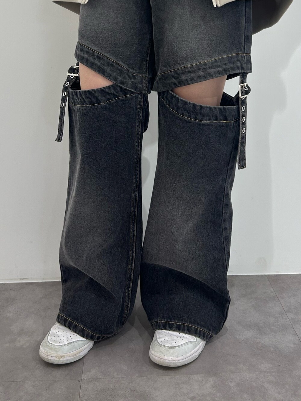 ブラック系のデニムパンツ、ホワイト系のパーカー、ホワイト系のニット/セーターを着用したレディースの春コーディネートの6枚目の写真