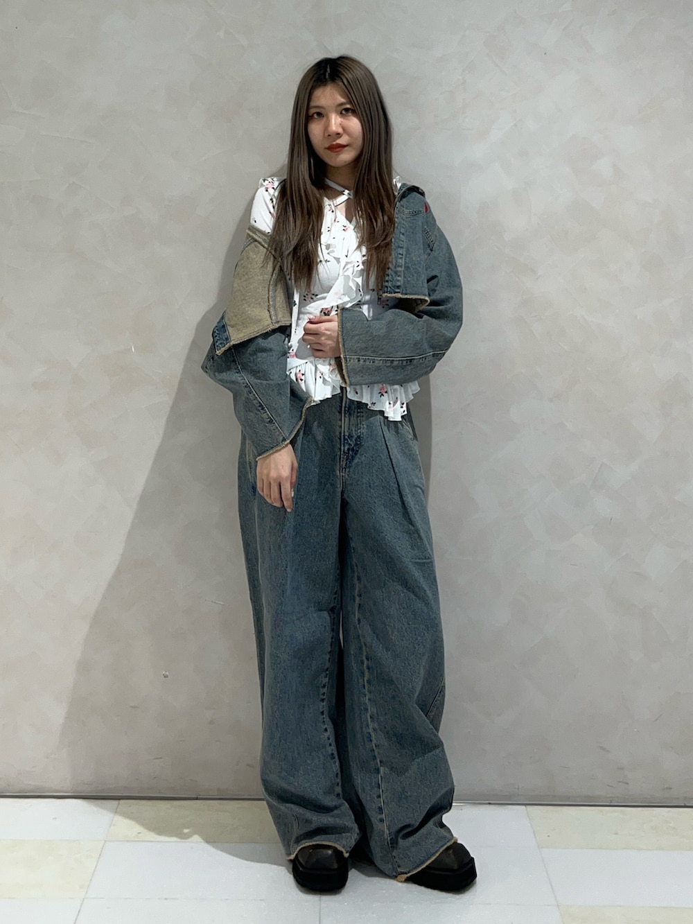 ブラック系のブーツ、ブルー系のデニムパンツ、ブルー系のデニムジャケットを着用したレディースの秋コーディネートの3枚目の写真