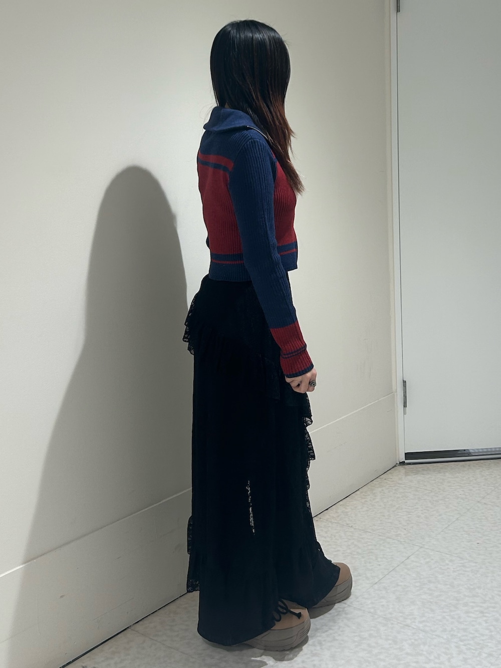 「きれいめカジュアル、jouetie、SHAKA、ムートンブーツ、お出かけコーデ、韓国ファッション、デニム、ブーツ、ニット、レイヤード、韓国ストリート」｜「SHAKAの【SHAKA】SHORT MOUTON BOOTIE CHUNKY/ショートムートンブーティーチャンキー（ブーツ、ベージュ系）」を使った、AKICAさん（レディース・161cm）の秋コーディネートの3枚目の写真