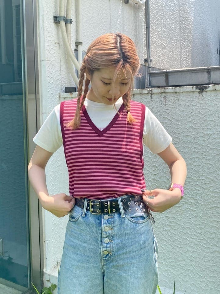 ブラック系のブーツ、ブルー系のデニムパンツ、レッド系のニット/セーターを着用したレディースの夏コーディネートの4枚目の写真