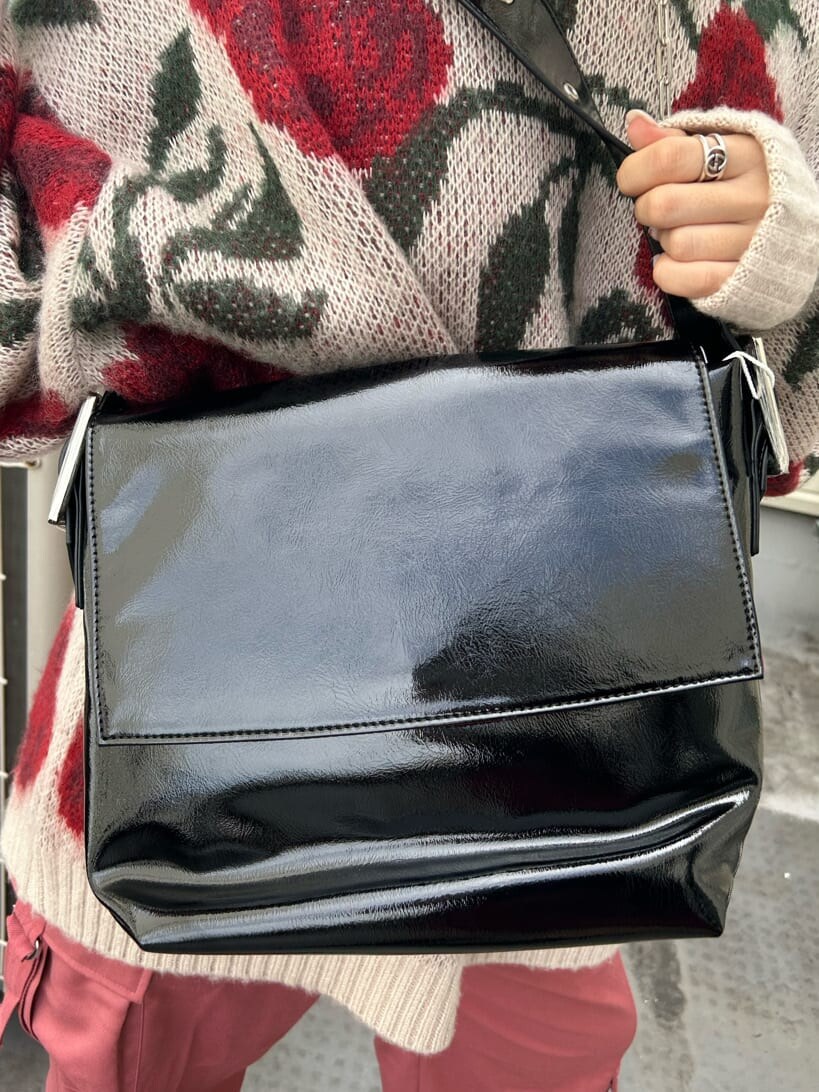 ブラック系のハンドバッグ、ブラック系のその他シューズ、ホワイト系のニット/セーターを着用したレディースの秋コーディネートの9枚目の写真