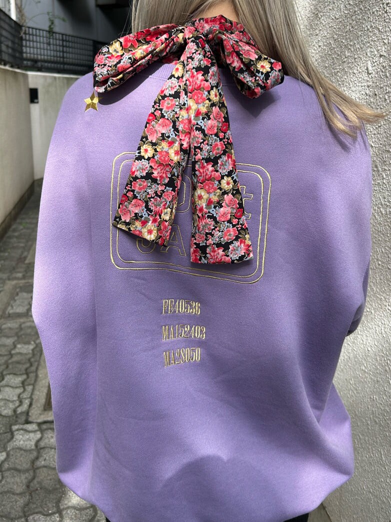 ブラック系のその他シューズ、ホワイト系のハンドバッグ、ブラック系のスカートを着用したレディースの秋コーディネートの8枚目の写真