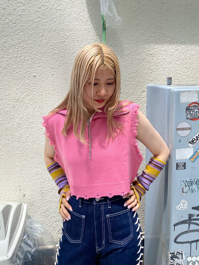 ブラック系のその他シューズ、ピンク系のベスト、ブルー系のデニムパンツを着用したレディースの夏コーディネートの5枚目の写真