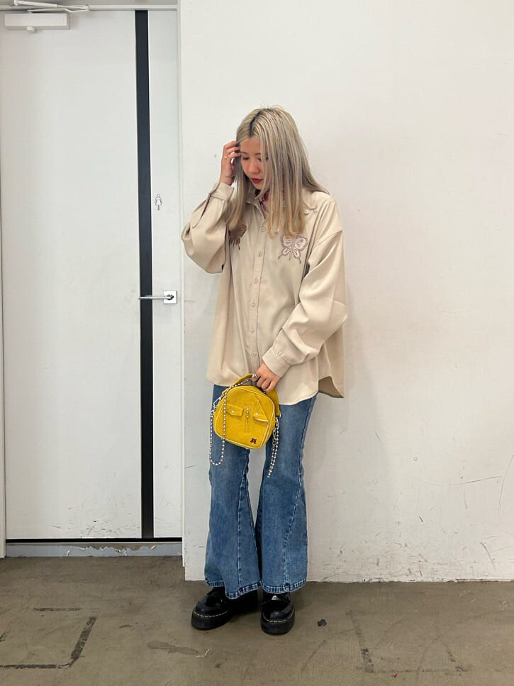 ブラック系のその他シューズ、イエロー系のハンドバッグ、ホワイト系のシャツ/ブラウスを着用したレディースの秋コーディネートの2枚目の写真