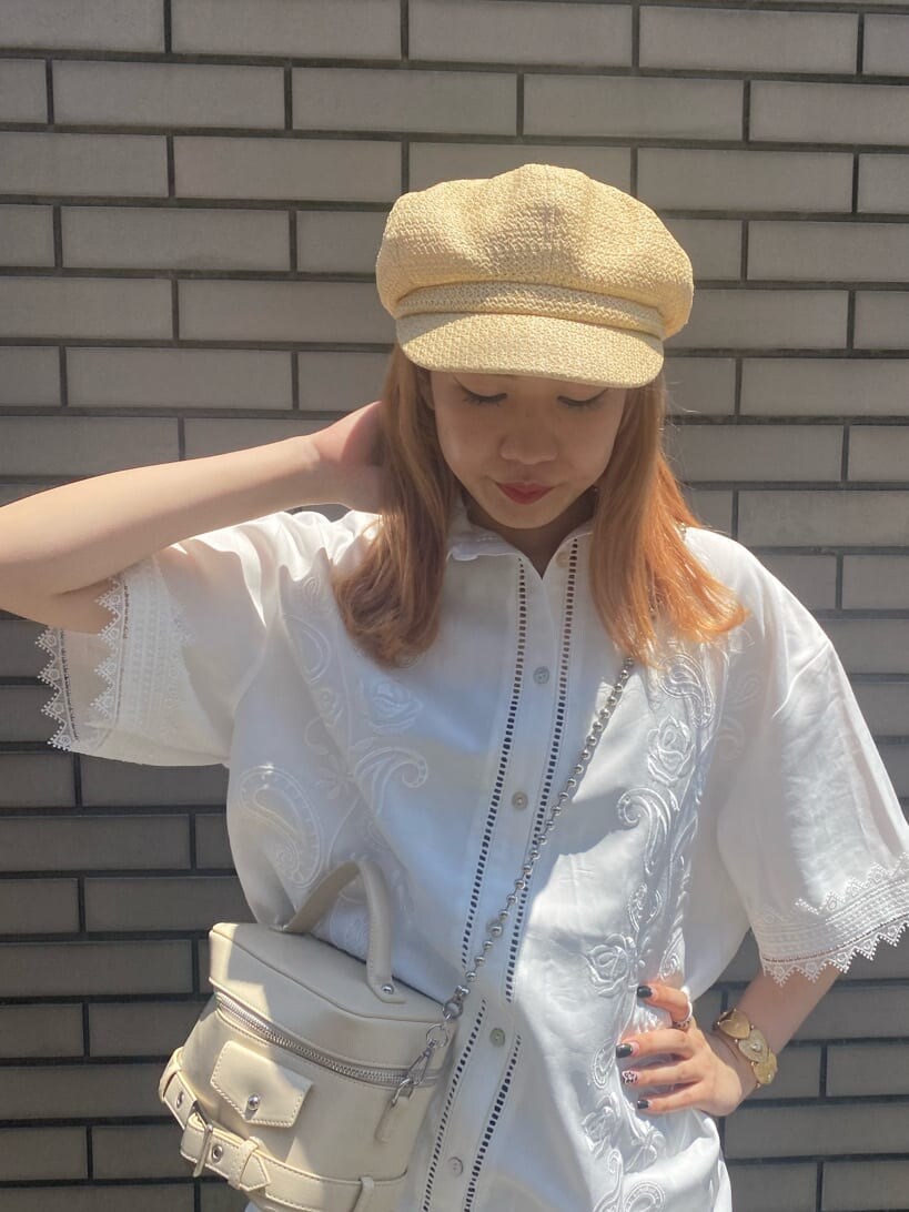 ホワイト系のショルダーバッグ、ブラック系のデニムパンツ、ホワイト系のシャツ/ブラウスを着用したレディースの夏コーディネートの6枚目の写真