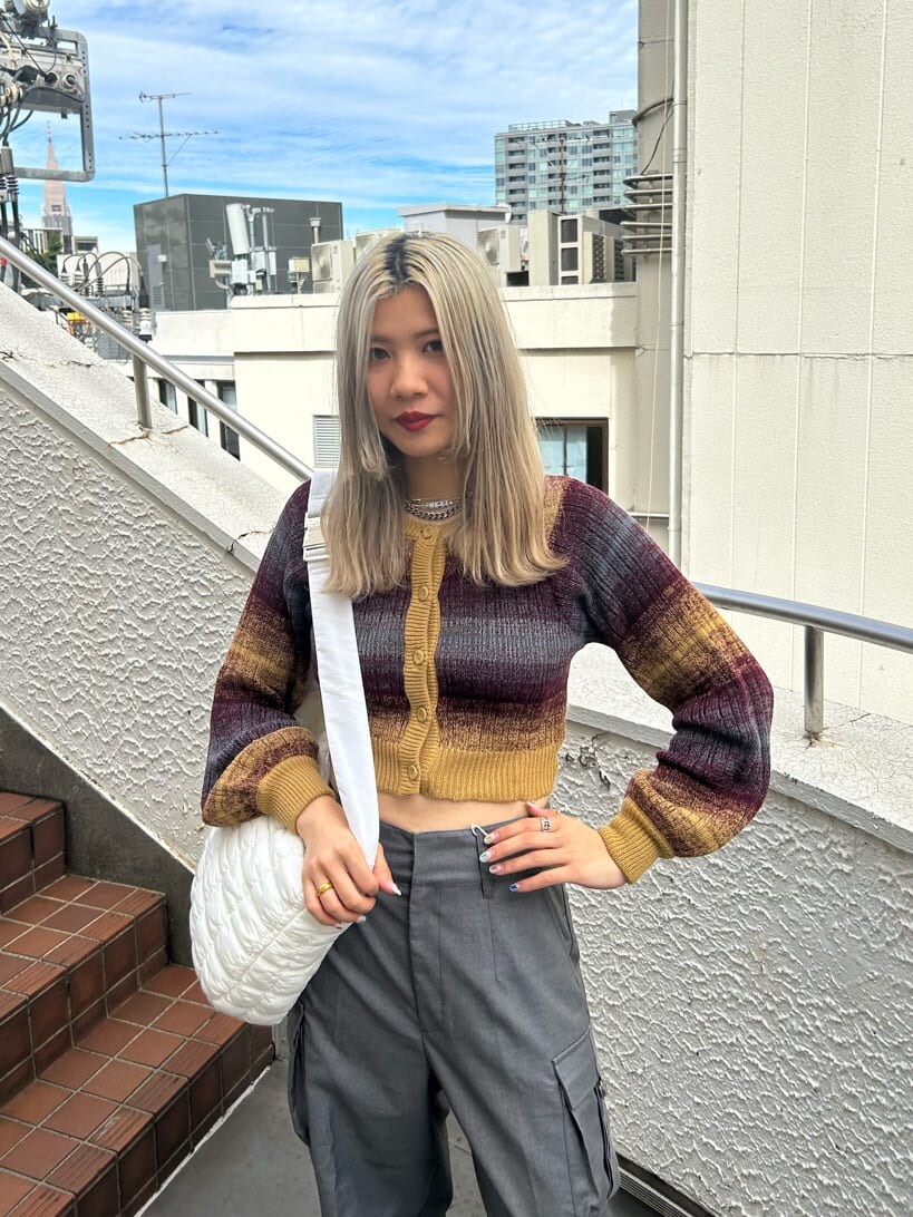 ブラック系のその他シューズ、グレー系のカーゴパンツ、イエロー系のカーディガン/ボレロを着用したレディースの秋コーディネートの6枚目の写真