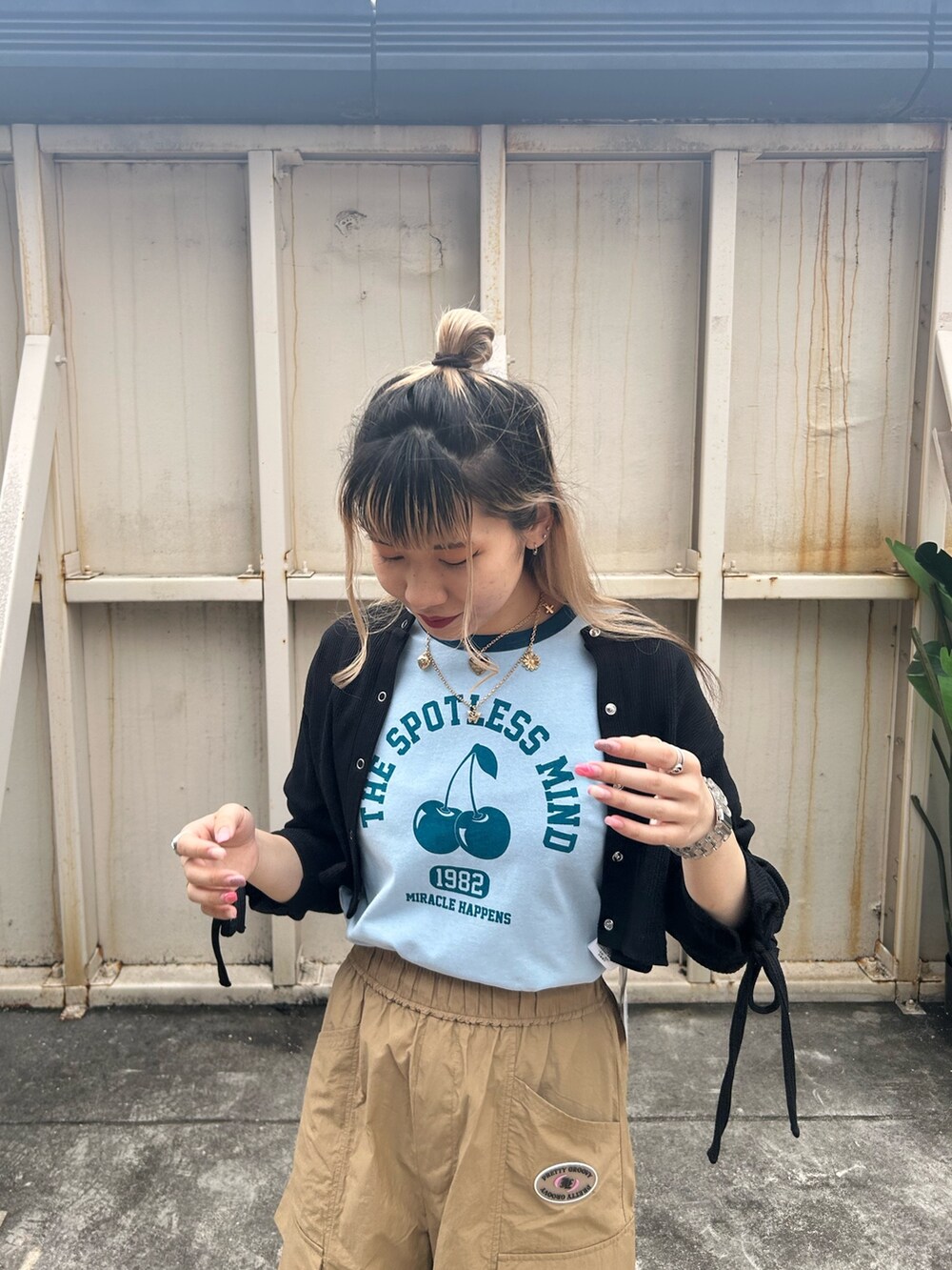 ブラック系のブーツ、ベージュ系のカーゴパンツ、ブルー系のTシャツ/カットソーを着用したレディースの夏コーディネートの5枚目の写真