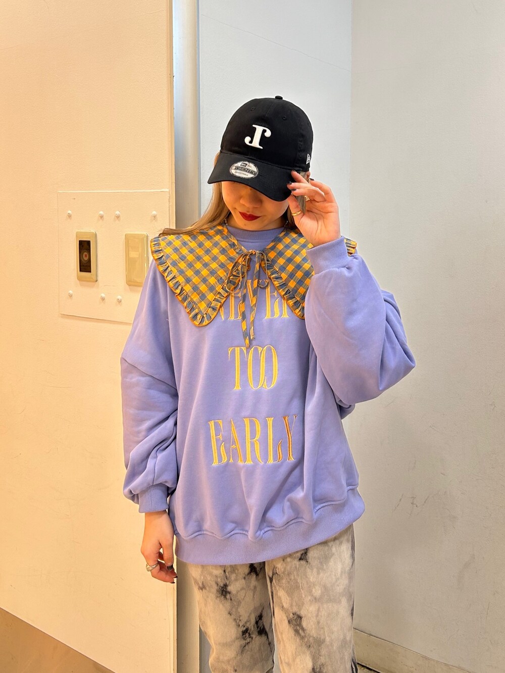 ブラック系のその他シューズ、パープル系のスウェット、ブラック系のデニムパンツを着用したレディースの冬コーディネートの4枚目の写真