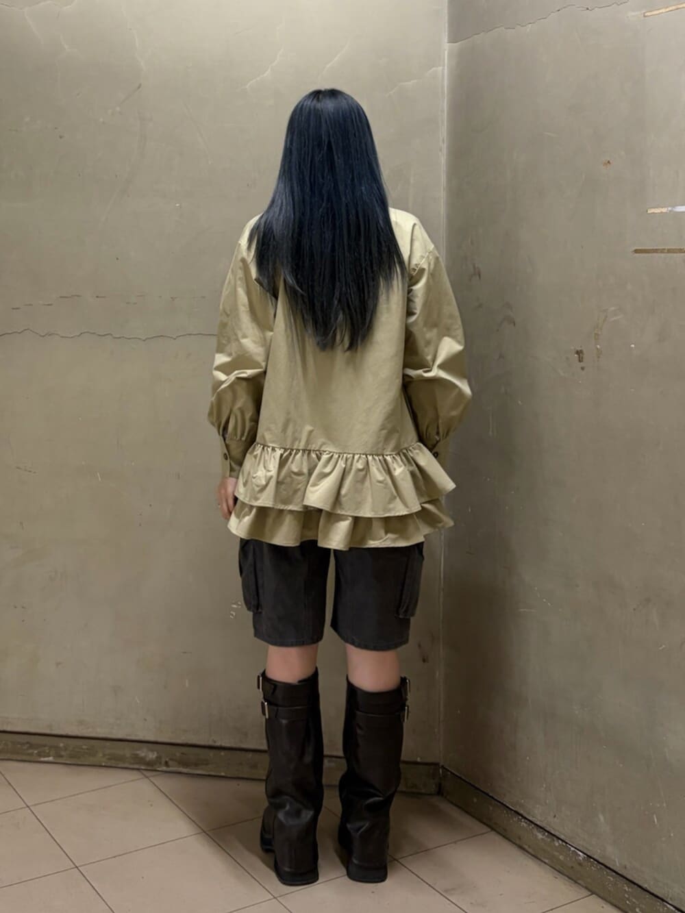 ベージュ系のワンピース、ホワイト系のTシャツ/カットソー、ブラック系のカーゴパンツを着用したレディースの春コーディネートの4枚目の写真