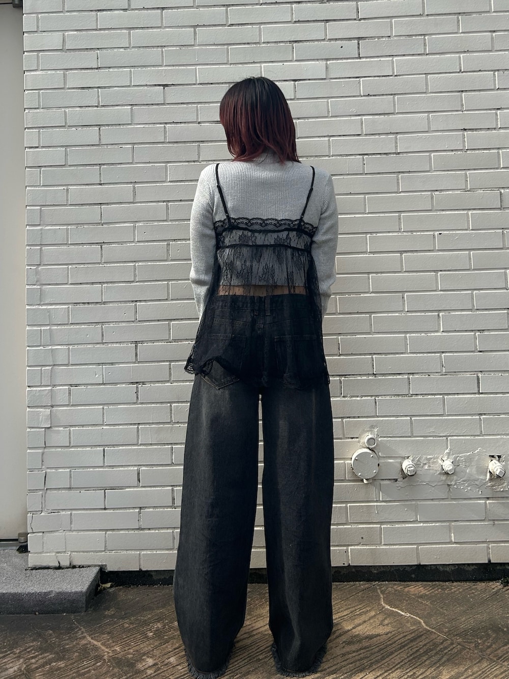 ブラック系のその他パンツ、グレー系のニット/セーター、ブラック系のキャミソールを着用したレディースの冬コーディネートの3枚目の写真