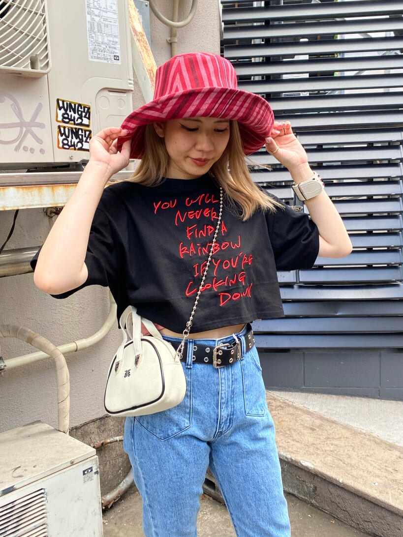 ブルー系のデニムパンツ、ブラック系のその他シューズ、ブラック系のTシャツ/カットソーを着用したレディースの夏コーディネートの5枚目の写真