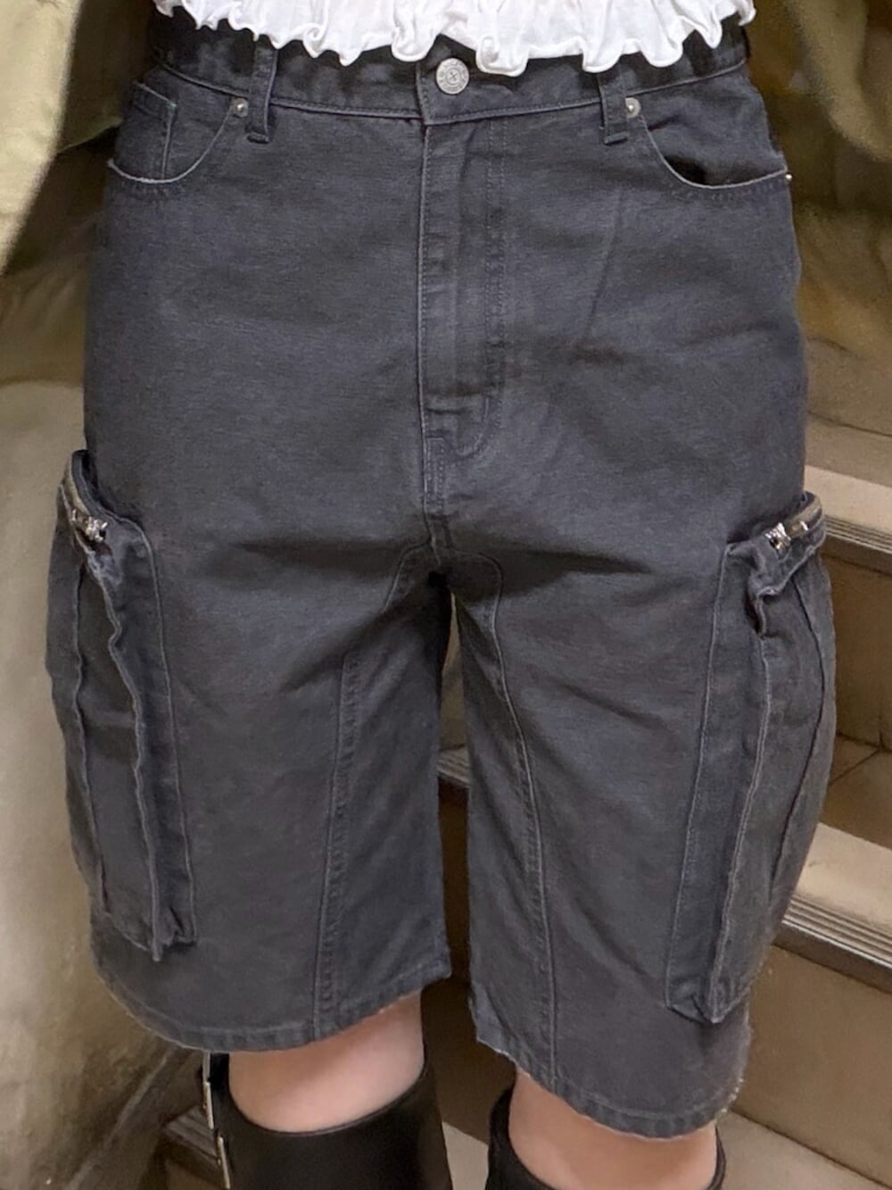 ベージュ系のワンピース、ホワイト系のTシャツ/カットソー、ブラック系のカーゴパンツを着用したレディースの春コーディネートの8枚目の写真