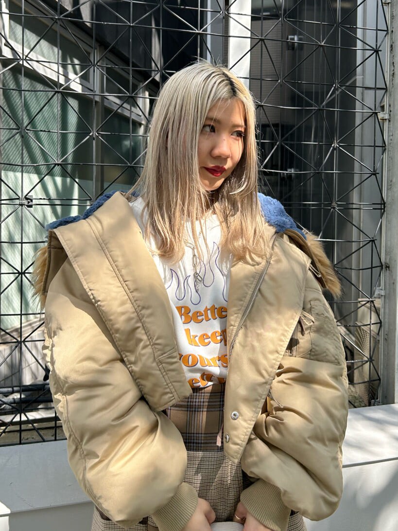 ブラック系のブーツ、ベージュ系のその他パンツ、ホワイト系のハンドバッグを着用したレディースの秋コーディネートの5枚目の写真