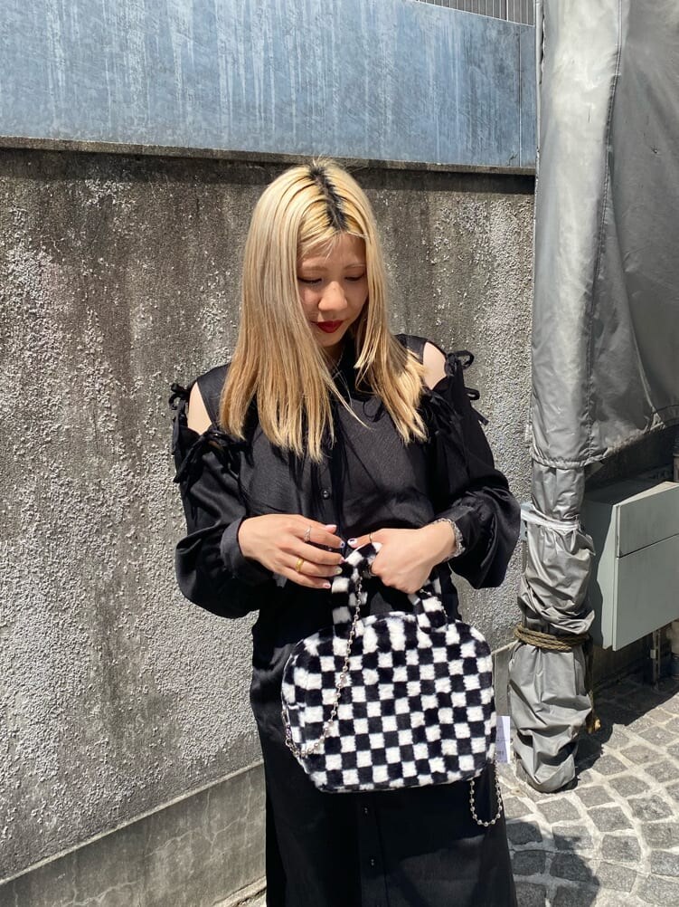 ブラック系のその他シューズ、ブラック系のボストンバッグ、ブラック系のワンピースを着用したレディースの秋コーディネートの6枚目の写真