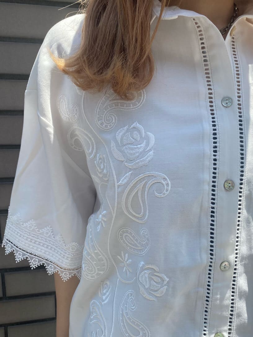 ホワイト系のショルダーバッグ、ブラック系のデニムパンツ、ホワイト系のシャツ/ブラウスを着用したレディースの夏コーディネートの7枚目の写真