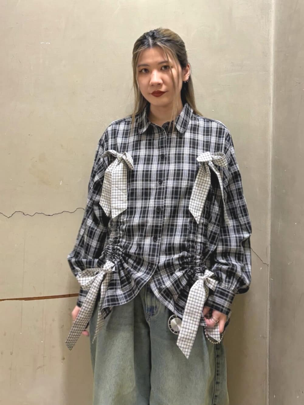 ブルー系のデニムパンツ、ブラック系のシャツ/ブラウスを着用したレディースの春コーディネートの6枚目の写真