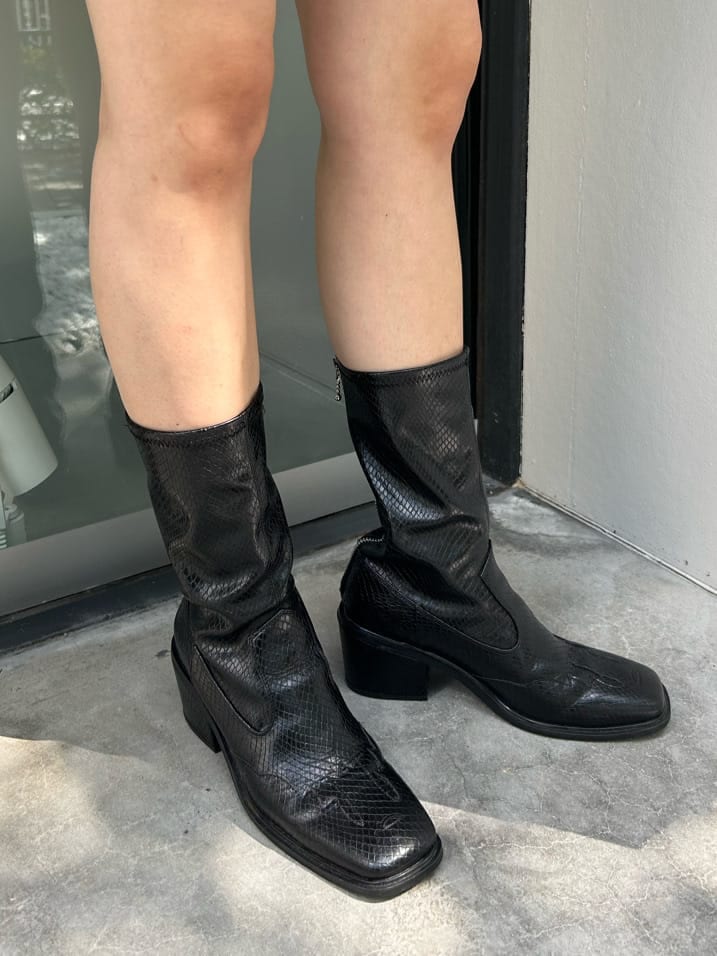 ブラック系のデニムパンツ、ブラック系のバックパック/リュック、ブラック系のブーツを着用したレディースの秋コーディネートの9枚目の写真