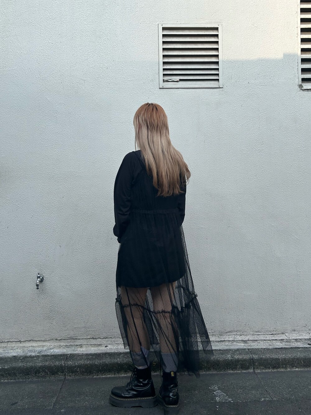 ブラック系のブーツ、ブラック系のその他パンツ、ブラック系のワンピースを着用したレディースの夏コーディネートの3枚目の写真