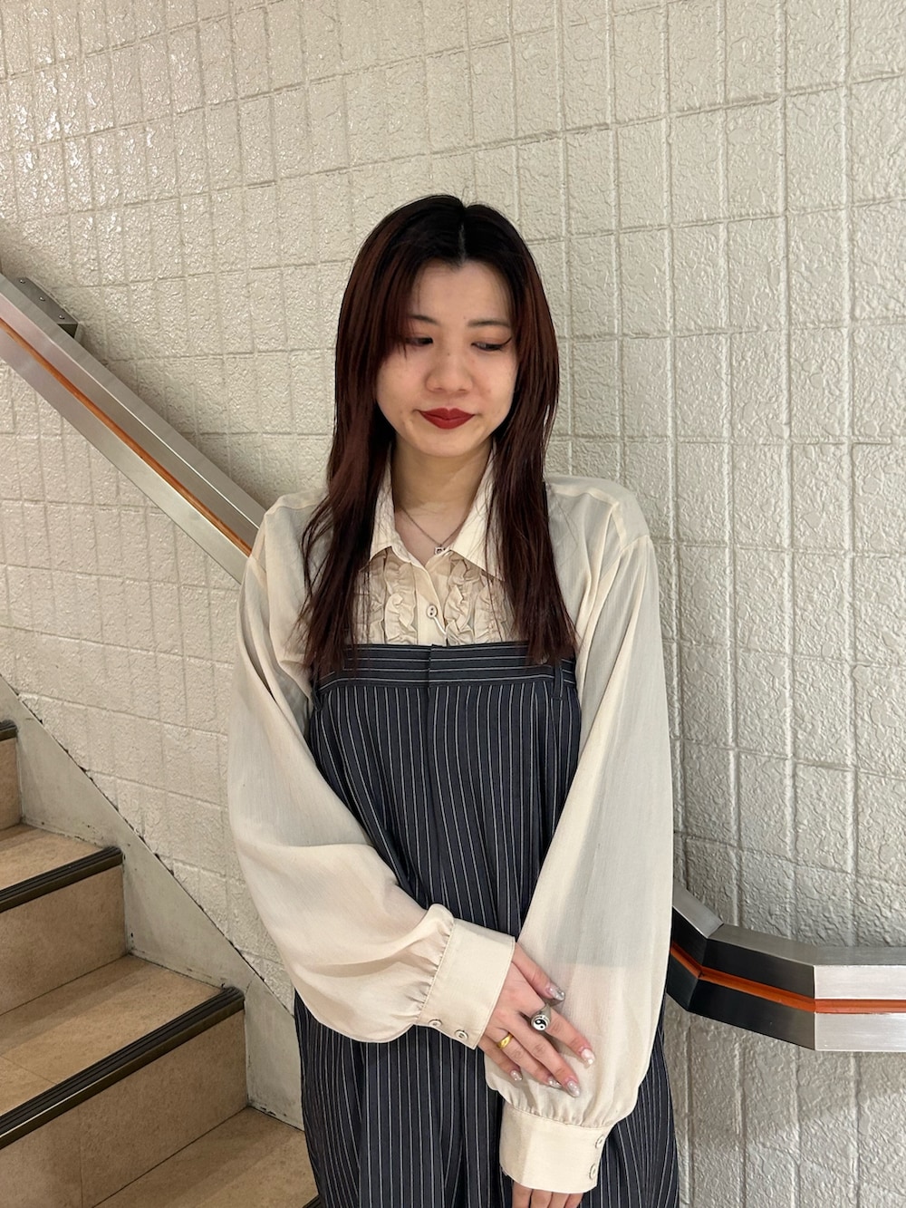 ブラック系のブーツ、ホワイト系のシャツ/ブラウス、グレー系のつなぎ/オールインワンを着用したレディースの冬コーディネートの5枚目の写真