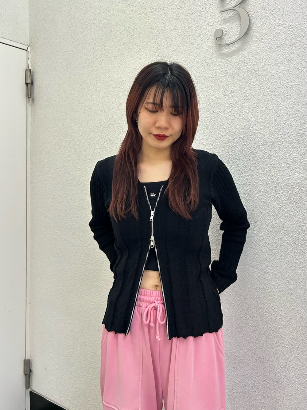 ブラック系のカーディガン/ボレロ、ブラック系のキャミソール、ピンク系のスウェットパンツを着用したレディースの夏コーディネートの2枚目の写真