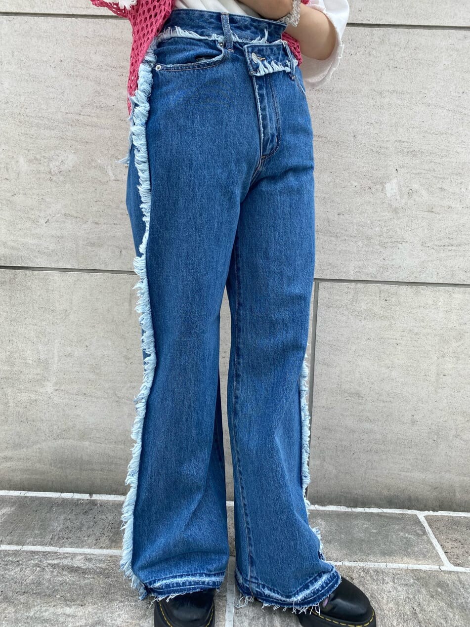 ブラック系のその他シューズ、ホワイト系のTシャツ/カットソー、ピンク系のワンピースを着用したレディースの夏コーディネートの6枚目の写真