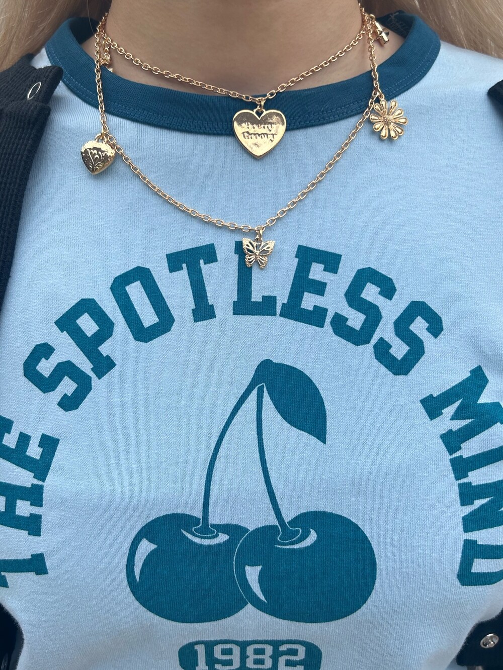 ブラック系のブーツ、ベージュ系のカーゴパンツ、ブルー系のTシャツ/カットソーを着用したレディースの夏コーディネートの6枚目の写真