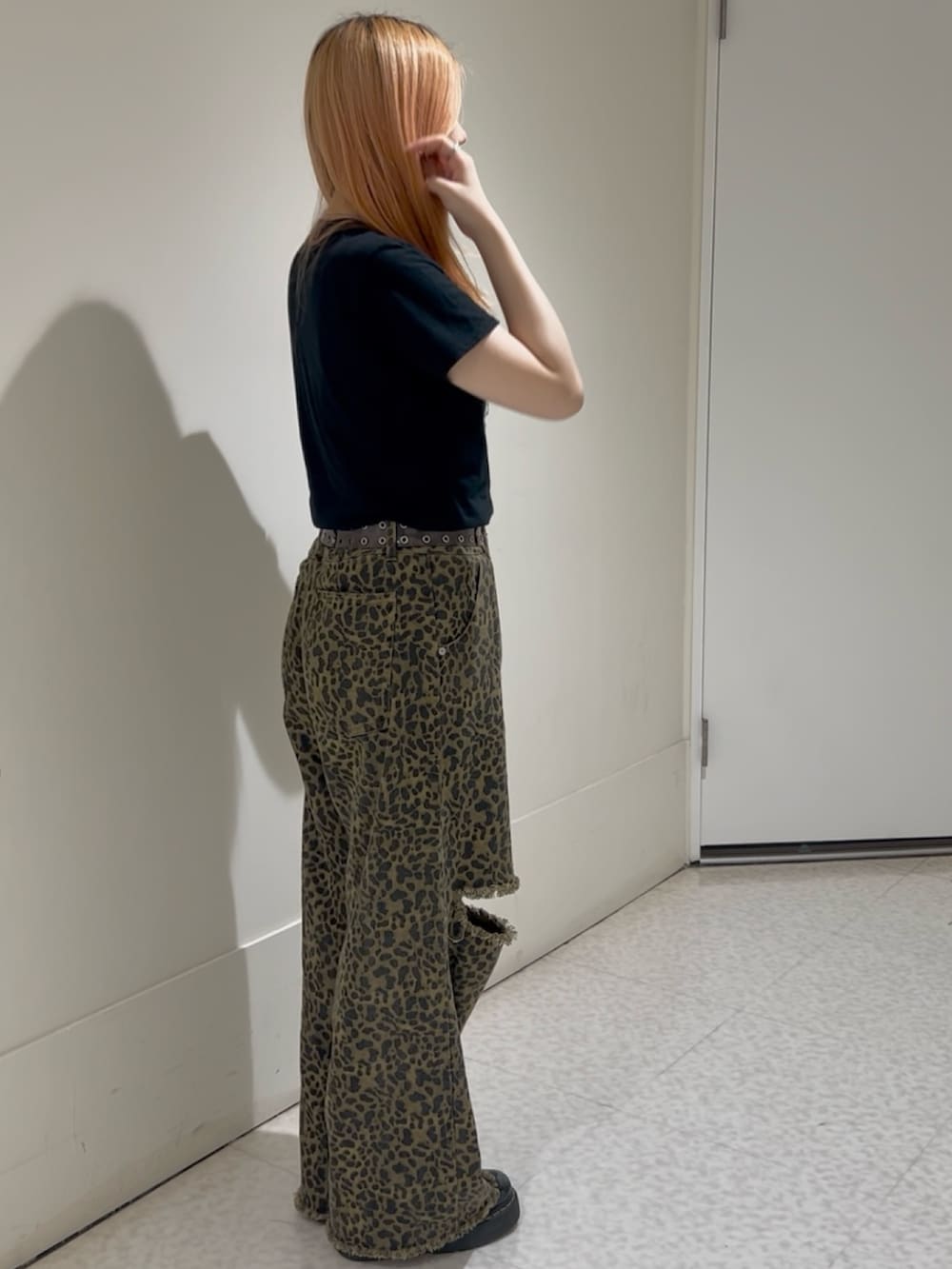 ブラウン系のその他パンツ、ブラック系のTシャツ/カットソー、ブラック系のブーツを着用したレディースの夏コーディネートの2枚目の写真