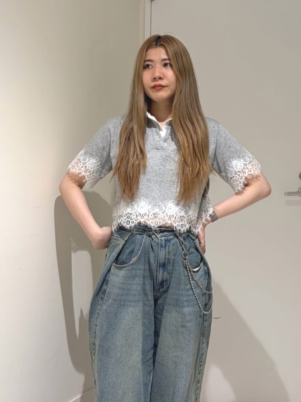 ブルー系のデニムパンツ、グレー系のTシャツ/カットソーを着用したレディースの夏コーディネートの5枚目の写真